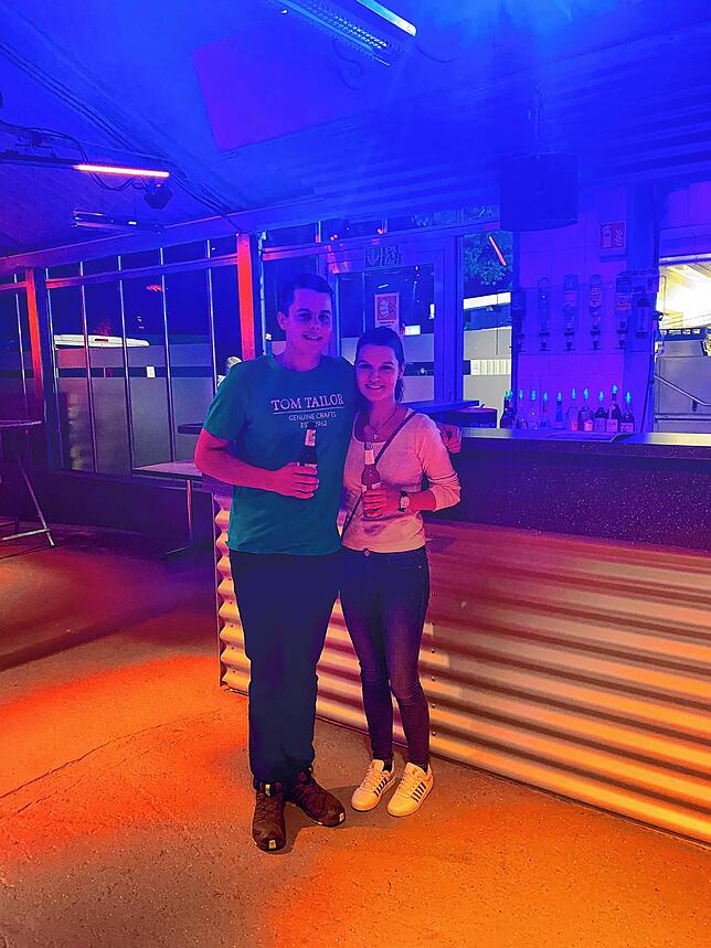 Zum Wohl! Auch das Bier gehöre in der Bar dazu, sagen Sabrina Meyer und Dominik Vetter.
