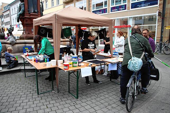 Bild 6: Corona- und Impfskeptiker im Stadtgarten, Autokorso-Start auf dem Döbele: Chronologie eines ruhigen Demo-Wochenendes in Konstanz