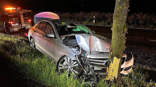 Ein 25-Jährige verlor in der Nacht auf Dienstag die Kontrolle über seinen Wagen. Dieser kam von der Straße ab und prallte heftig gegen ...
