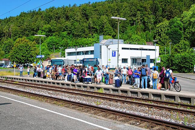 Etliche Reisende warten auf einen der zwei Busse, die von Immendingen nach Villingen fahren. Die Bahnstrecke ist vorerst gesperrt.