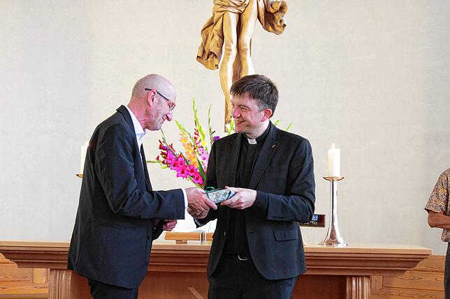 Der katholische Pfarrer Thomas Huber (rechts) übergab ein sehr persönliches und symbolträchtiges Geschenk an Rainer Stockburger.