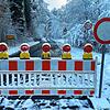 Achtung, hier ist die Durchfahrt wegen Schneebruch verboten: Die Verbindungsstraße durch den Wald von der Bruderhof- auf die Friedinger ...