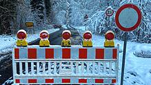 Achtung, hier ist die Durchfahrt wegen Schneebruch verboten: Die Verbindungsstraße durch den Wald von der Bruderhof- auf die Friedinger ...