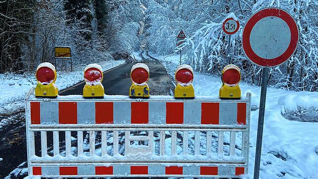 Achtung, hier ist die Durchfahrt wegen Schneebruch verboten: Die Verbindungsstraße durch den Wald von der Bruderhof- auf die Friedinger ...