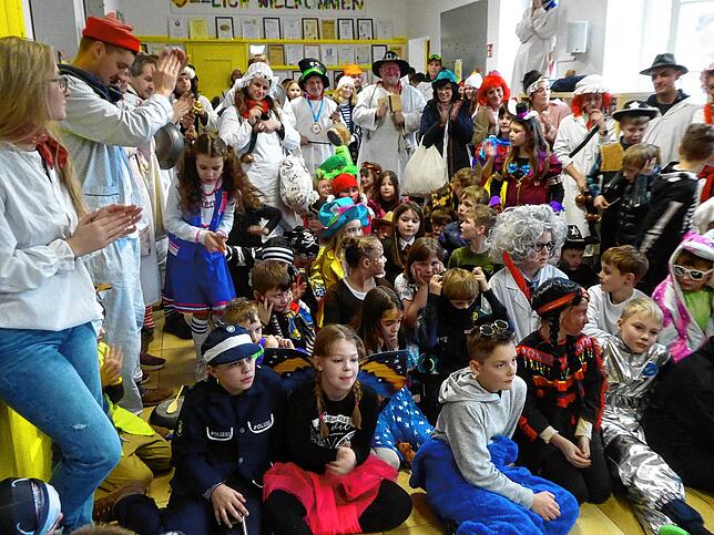 Richtig eng wurde es bei der Schülerbefreiung im Flur der Berauer Grundschule. Dort wurde den „Befreiern“ ein buntes ...