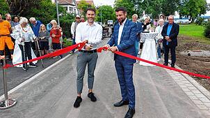 Zerschneiden das Band: Jörg Lüdtke (links) vom Bauamt und Bürgermeister Stefan Friedrich. Hauseigentümern ist dagegen weniger nach ...