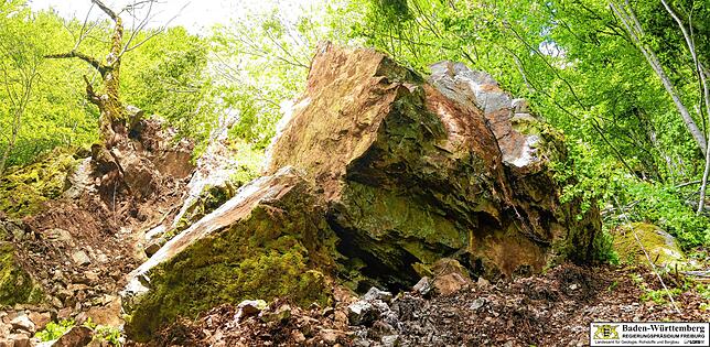 links im Hintergrund Ausbruchnische des Felssturzes, rechts labiler Sturzblock.