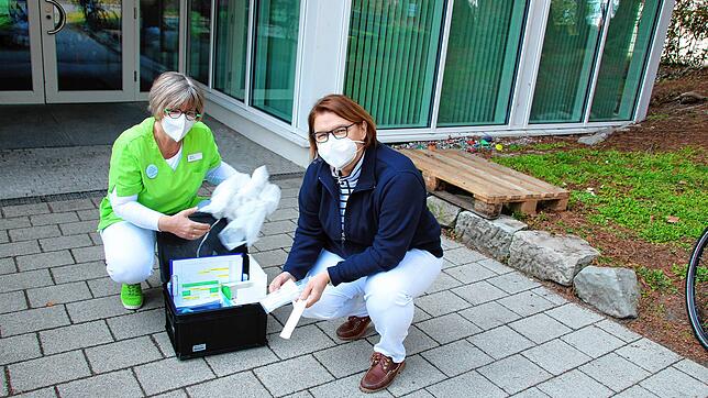Orthopädin Kerstin Moll (rechts) und ihre Medizinische Fachangestellte Marita Burger mit dem Koffer, in dem sie alle Geräte und ...