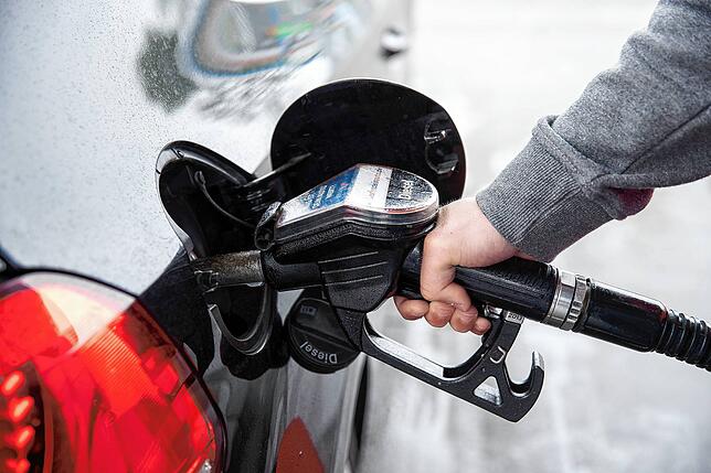 Ein Autofahrer steckt an einer Tankstelle einen Diesel-Zapfhahn in die Tanköffnung seines Fahrzeugs. Werden Verbrennungsmotoren verboten?