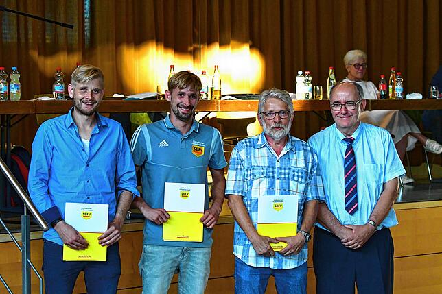Ausgezeichnet: Bezirksvorsitzender Uwe Sütterlin (rechts) ehrte am Jugendbezirkstag, den die JFV Region Laufenburg ausgerichtet hat, ...