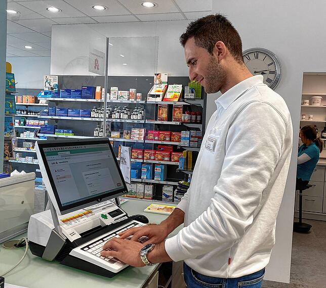 Apotheker Valon Tolaj füllt in der Rathaus-Apotheke ein Genesenenzertifikat aus. Bisher wurden hier rund fünf Nachweise ausgestellt.