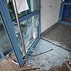 Hier zerschlugen die Täter eine Eingangstür an einem hinteren Verbindungsbau und kamen so ins Innere.