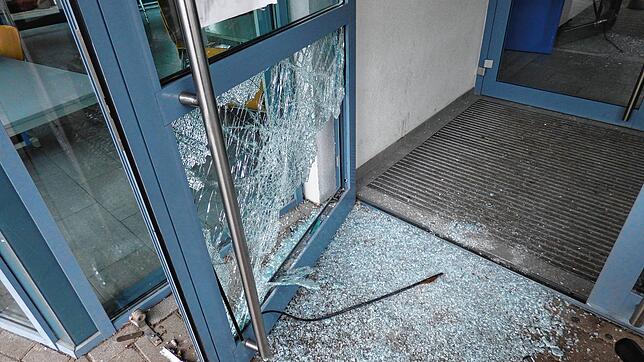 Hier zerschlugen die Täter eine Eingangstür an einem hinteren Verbindungsbau und kamen so ins Innere.