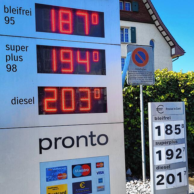 Der Preismast einer Tankstelle im schweizerischen Kreuzlingen am Freitag, 4. März.