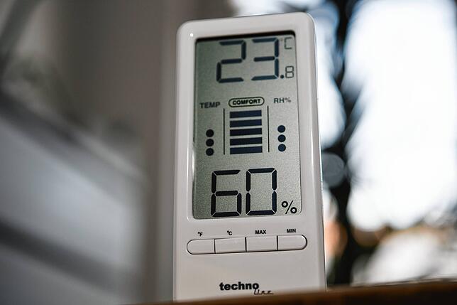 Diese Anschaffung kann sinnvoll sein: Ein Hygrometer misst in Räumen die relative Luftfeuchtigkeit. Ist diese zu hoch, kann schnell ...