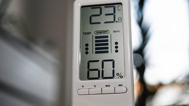 Diese Anschaffung kann sinnvoll sein: Ein Hygrometer misst in Räumen die relative Luftfeuchtigkeit. Ist diese zu hoch, kann schnell ...