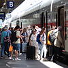 Fahrgäste steigen am Singener Bahnhof in einen Intercity in Richtung Stuttgart. Dieses Bild gibt es in der Realität deutlich seltener, ...