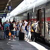Fahrgäste steigen am Singener Bahnhof in einen Intercity in Richtung Stuttgart. Ab Samstag, 3. Juni 2023, wird es damit vorbei sein, ...