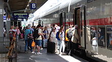 Fahrgäste steigen am Singener Bahnhof in einen Intercity in Richtung Stuttgart. Ab Samstag, 3. Juni 2023, wird es damit vorbei sein, ...