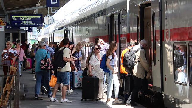 Fahrgäste steigen am Singener Bahnhof in einen Intercity in Richtung Stuttgart. Dieses Bild gibt es in der Realität deutlich seltener, ...