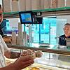 Lecker! Mathias Fehr bestellt in der Eisdiele Pampanin einen Familienbecher Eis. Cechinel Brener überreicht ihm die süße Schleckerei.