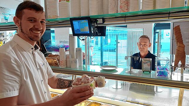 Lecker! Mathias Fehr bestellt in der Eisdiele Pampanin einen Familienbecher Eis. Cechinel Brener überreicht ihm die süße Schleckerei.