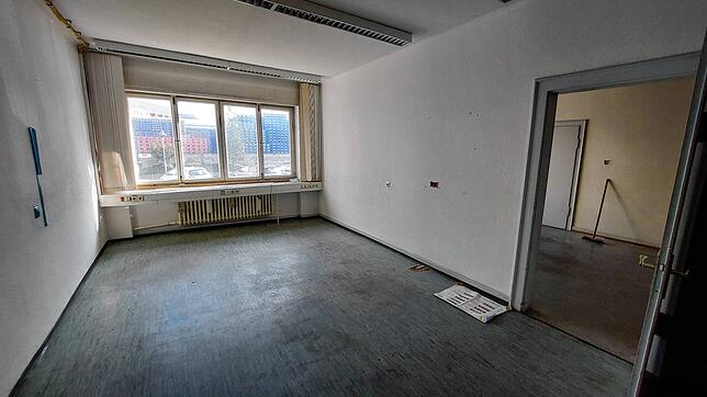 Im Gebäude an der Ecke Wasserstraße und Max-Egon-Straße werden liegen die Räume aktuell in Richtung Straße mit Blick zur Brauerei. ...