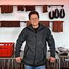 Oliver Bretzger verkauft am Metzgerstand in Friedrichshafen. Er kann sich nicht beklagen.