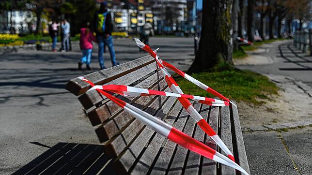 Verweilen ist hier unerwünscht: Das zeigten auch die deutlich abgesperrten Sitzbänke.