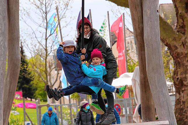Bild 10: Spielplatzcheck: Lioba und Jakob klettern, springen, hüpfen, hangeln und schaukeln sich für uns durch die Landesgartenschau