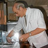 Die typische Handbewegung von Flavio Pampanin, wenn er in den 1970er und 1980er Jahren die Eiskugeln portionierte.