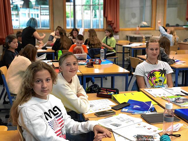Nastja Yeremenok (vorne von links), Alona Holubenko und Dasha Shafeeva in der Vorbereitungsklasse am Gymnasium Engen. Vier Schulstunden ...