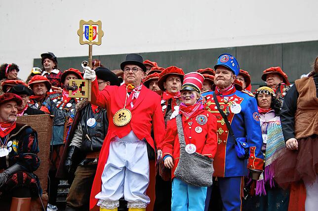 Bild 1: Fasnacht in Rielasingen: Schmotziger Fasnachtstag in bunten Bildern erleben