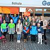 Viele Familien wünschen sich, dass die kleine und übersichtliche Grundschule Hegne erhalten bleibt. Vor der jüngsten ...