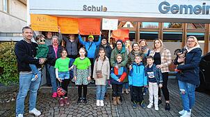 Viele Familien wünschen sich, dass die kleine und übersichtliche Grundschule Hegne erhalten bleibt. Vor der jüngsten ...
