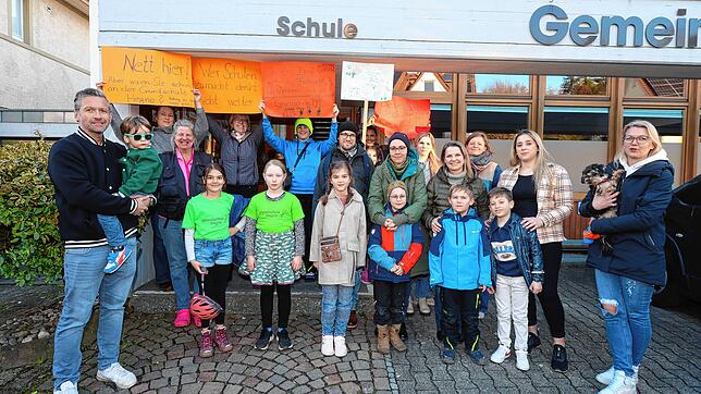 Viele Familien wünschen sich, dass die kleine und übersichtliche Grundschule Hegne erhalten bleibt. Vor der jüngsten ...