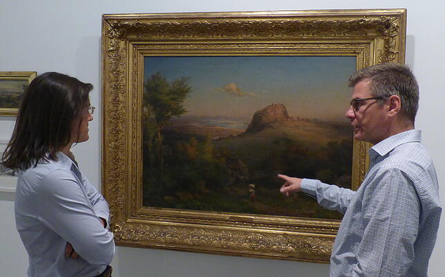 Museumsleiter Christoph Bauer und Stadtarchivarin Britta Panzer vor einer naturalistische Hohentwielansicht von Joseph Moosbrugger.