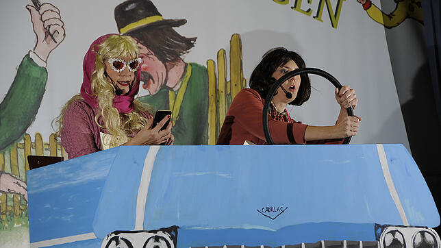 Monika Keller und Andrea Beck in ihrem himmelblauen Cadillac.
