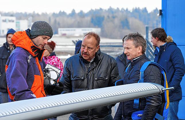 Firmengründer Dieter Morszeck im Gespräch mit Dominik Kälin, der Schweizer Chef des Unternehmens Aero Technologies in Oberndorf (links) ...
