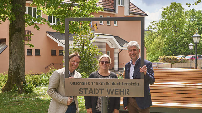 Angekommen: Kulturamtsleiter Frank Johannes Wölfl, die neue Sachbearbeiterin für den Bereich Tourismus Gabriele Meisel und Bürgermeister ...