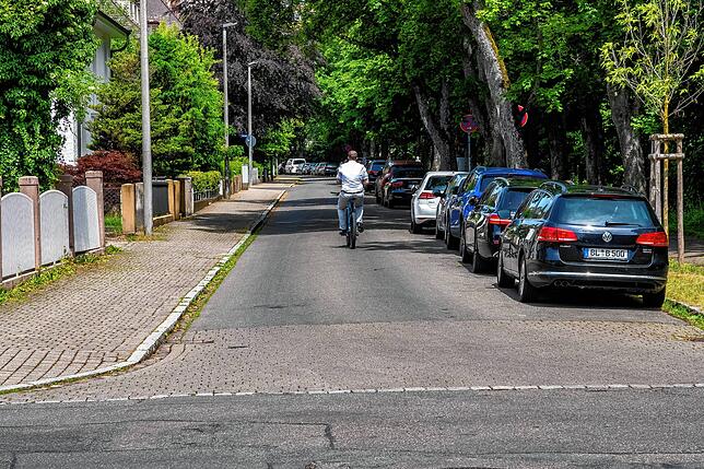 Blick in die Martin-Luther Straße in Villingen. Auch hier soll eine Fahrradstraße entstehen. Offen ist noch, ob die Parkstände auf der ...