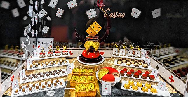 Beim Wettbewerb ist das Motto gesetzt: Casino. Zu Veesers Kreationen zählen zwei identische Torten, Pralinen, Petit Fours und ...