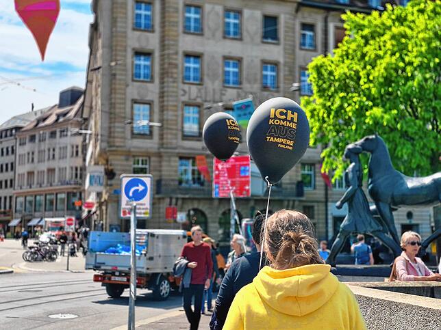 Bild 7: ESC-Fans feiern am Dienstag in Basel