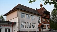 Ab Herbst soll die Rathaus-Südseite in Oberkirnach zum Gebäudeerhalt umfassend saniert werden. Foto: Werner Müller