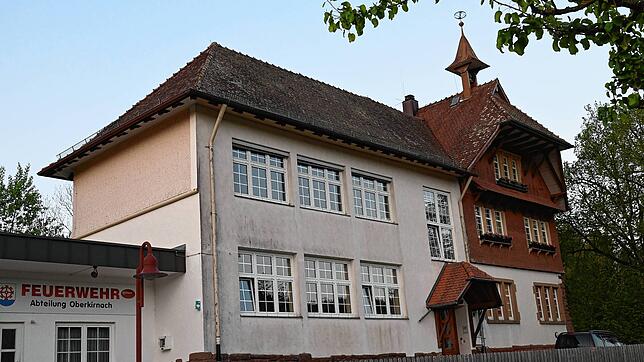 Ab Herbst soll die Rathaus-Südseite in Oberkirnach zum Gebäudeerhalt umfassend saniert werden. Foto: Werner Müller