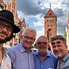 Besuch in Elbing, Polen: Winfried Kretschmann (zweiter von links) hat mit seinem Bruder Ulrich (rechts neben ihm) die Reise ins frühere ...