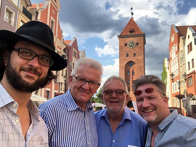 Besuch in Elbing, Polen: Winfried Kretschmann (zweiter von links) hat mit seinem Bruder Ulrich (rechts neben ihm) die Reise ins frühere ...