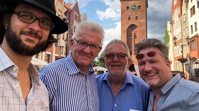 Besuch in Elbing, Polen: Winfried Kretschmann (zweiter von links) hat mit seinem Bruder Ulrich (rechts neben ihm) die Reise ins frühere ...