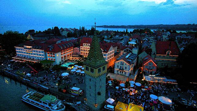 Lindau hat eine große Fußgängerzone. Anwohner haben aber den ganzen Tag über die Möglichkeit, ihre Garagen, Innenhöfe oder ...
