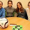 Sie wollen auf die Menschenrechtsverletzungen beim Bau der Stadien in Katar aufmerksam machen (von links): Peter Knorre, Katharina ...